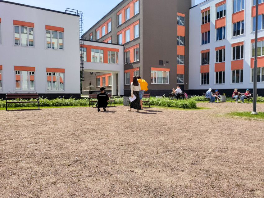 Оператор и участники съёмочного процесса в школьном дворе