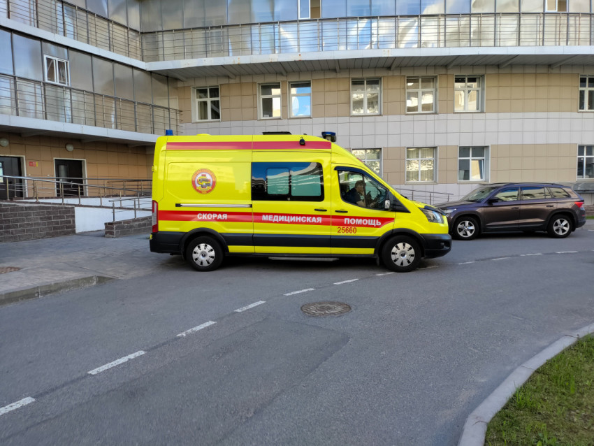 Скорая помощь на внутренней дороге больницы Боткина
