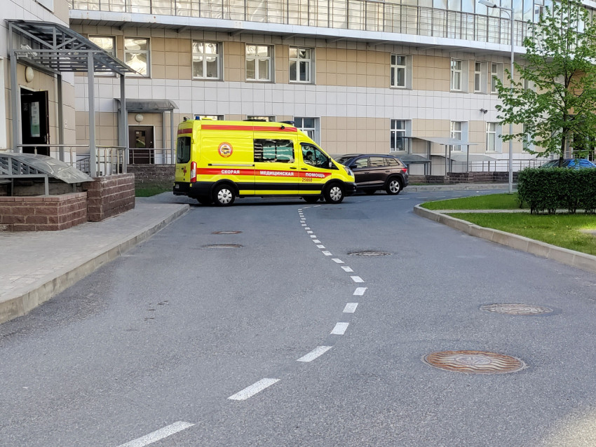 Машина скорой помощи на территории больницы Боткина
