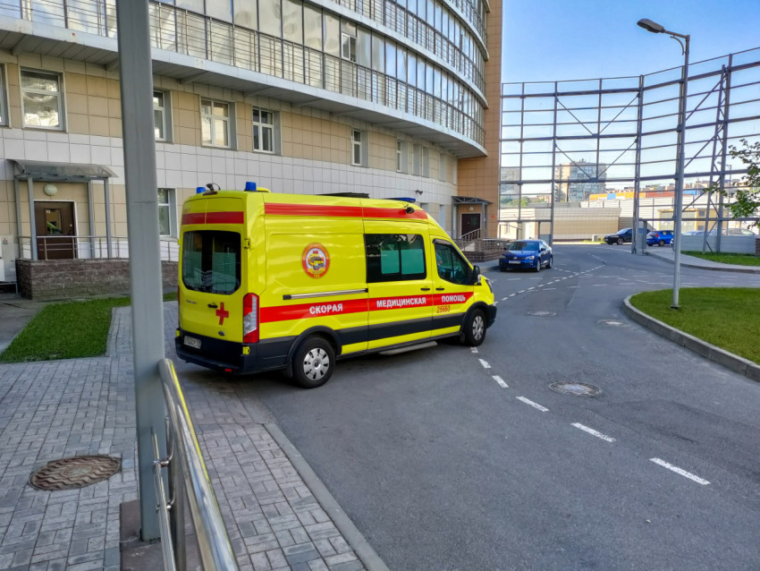 Автомобиль скорой помощи на территории больницы Боткина