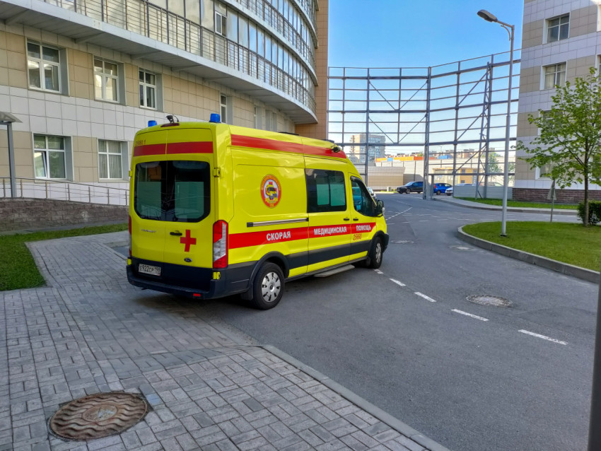 Машина скорой помощи у корпуса больницы Боткина
