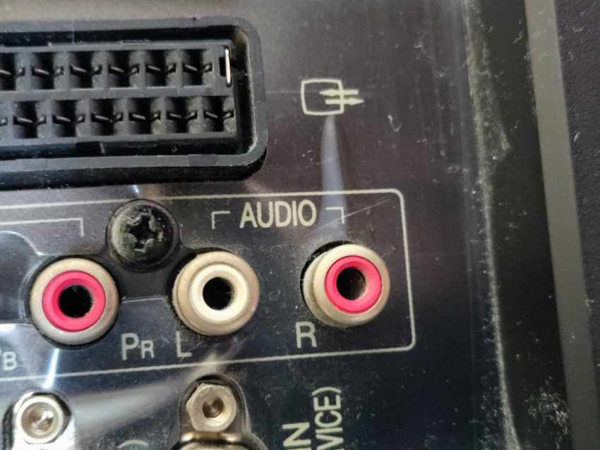 Аудиовходы телевизора с разъёмами L и R