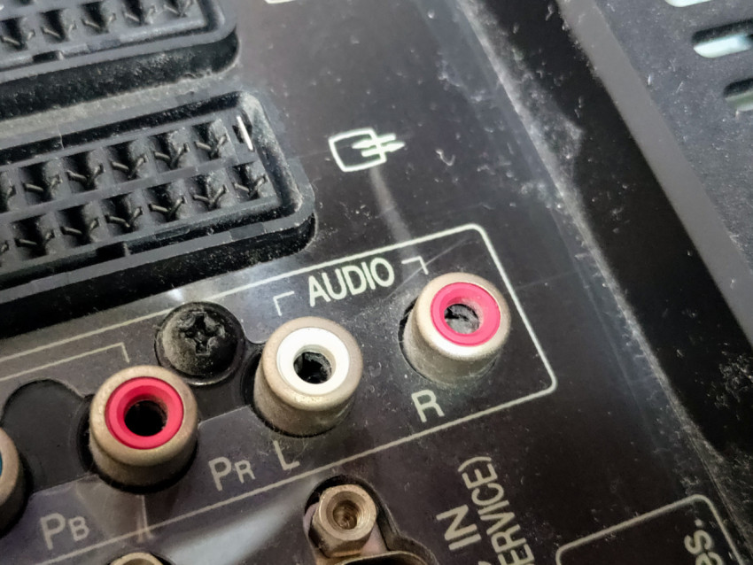 Аудиоразъёмы телевизора с маркировкой аудиовхода