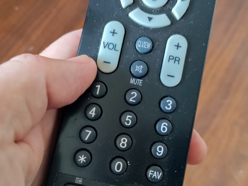 Пульт LG в момент нажатия кнопки изменения громкости