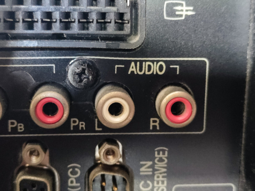 Блок аудиоразъёмов и компонентных входов телевизора