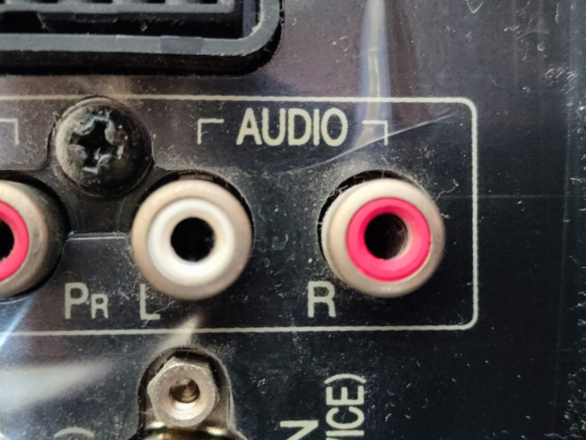 Аудиоразъёмы телевизора с маркировкой AUDIO