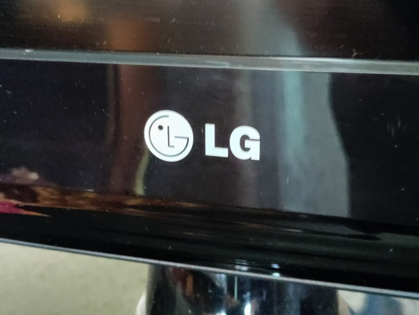 Логотип LG на передней панели телевизора