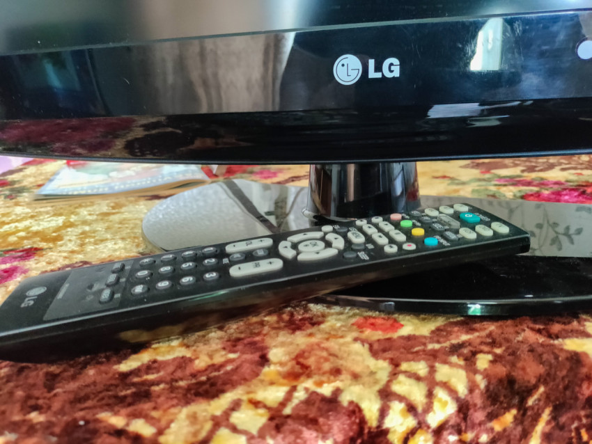 Телевизор LG с пультом на подставке