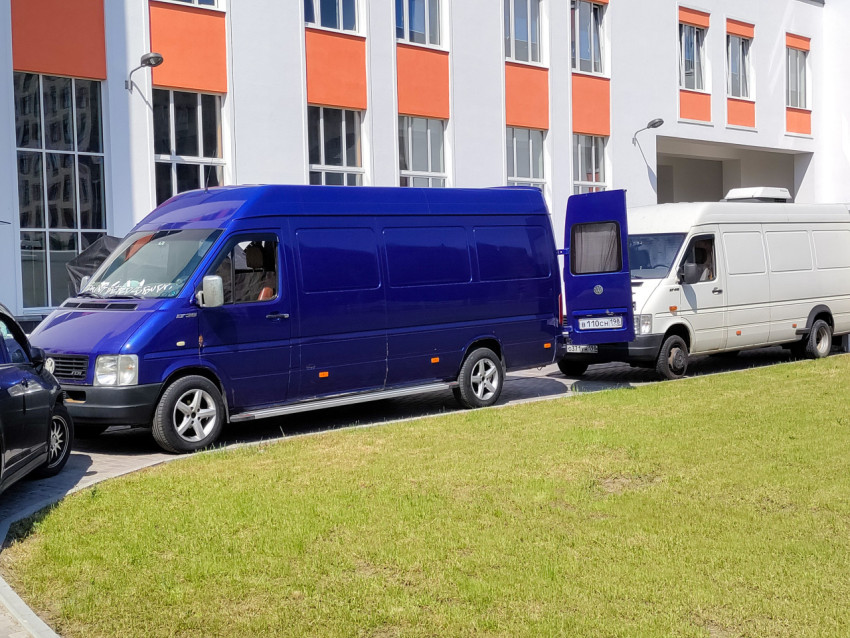 Голубой фургон съемочной группы у входа в школьное здание