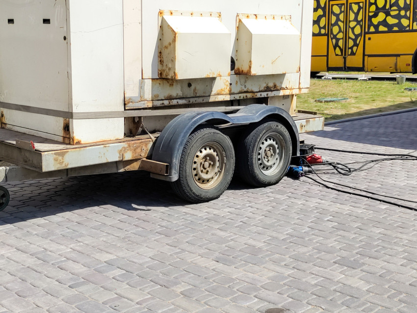 Прицеп со съёмочным оборудованием на городской площадке