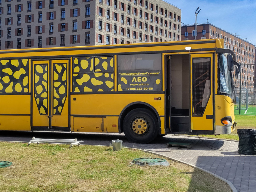 Автобус съёмочной группы возле жилых зданий