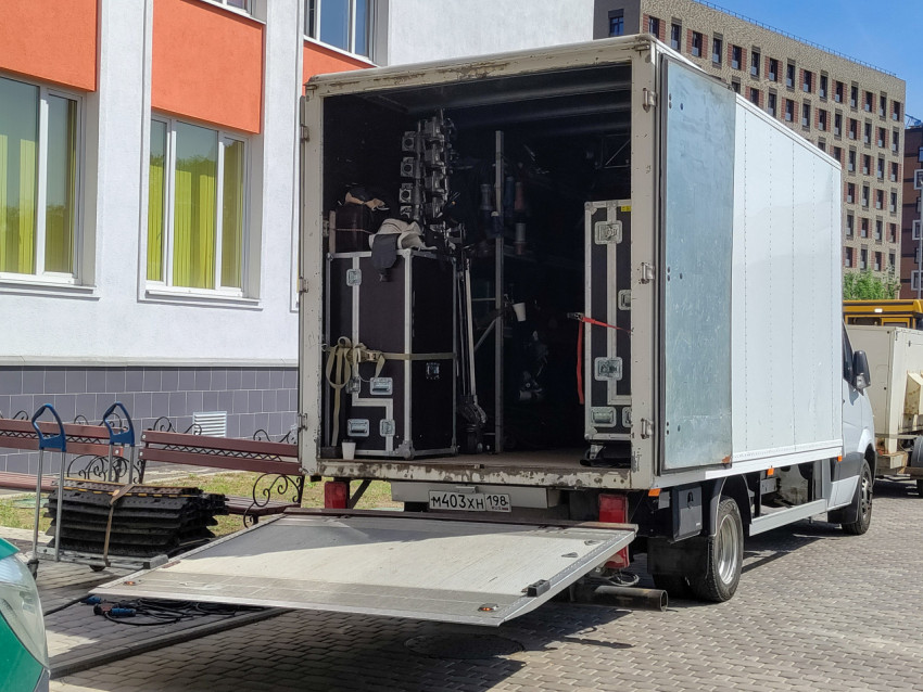 Фургон съёмочной группы с открытым кузовом и оборудованием