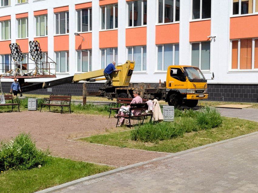 Подъёмная платформа с осветительными приборами на территории двора