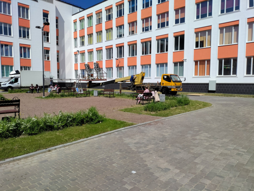 Осветительная техника съёмочной группы и грузовик возле здания