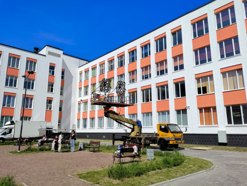 Платформа с осветительными приборами на съёмочной площадке