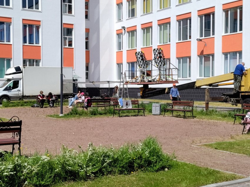 Осветительные установки съёмочной группы возле жилого здания