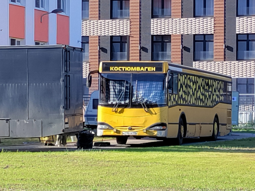 Автобус-костюмерная на фоне жилых домов