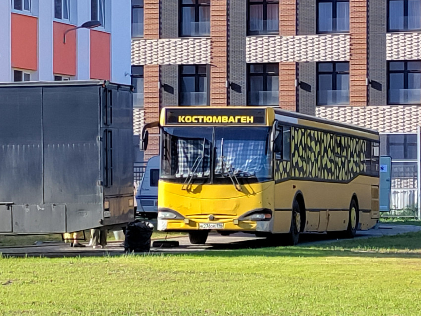 Автобус-костюмоваген на фоне новых жилых домов