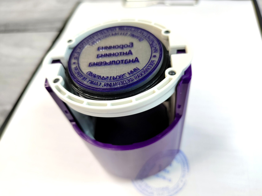 Круглая печать автоматического штампа крупным планом