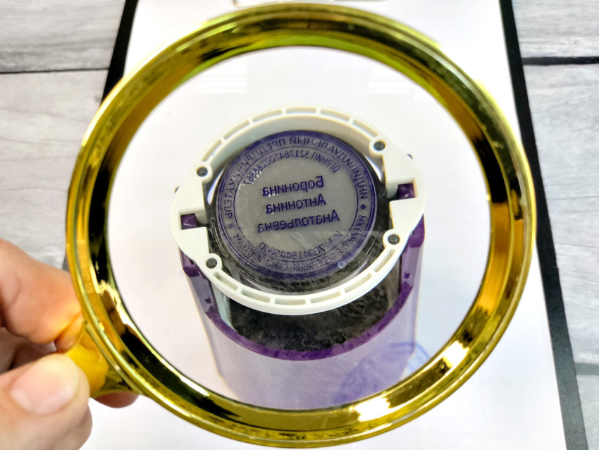 Увеличительное стекло над оттиском круглой печати