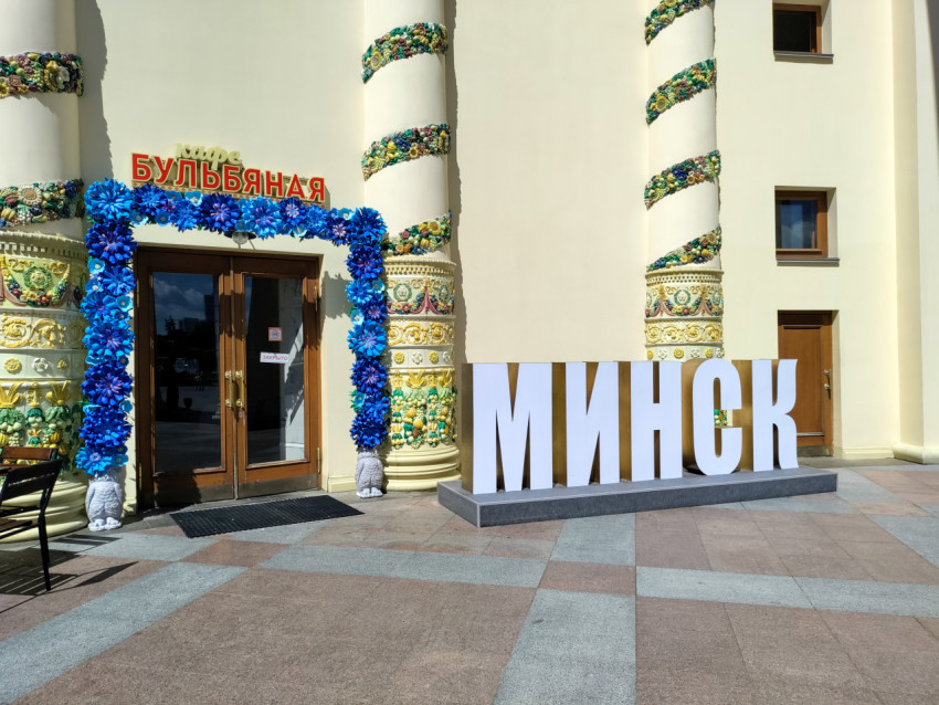 Вход в кафе «Бульбяная» с декоративными колоннами