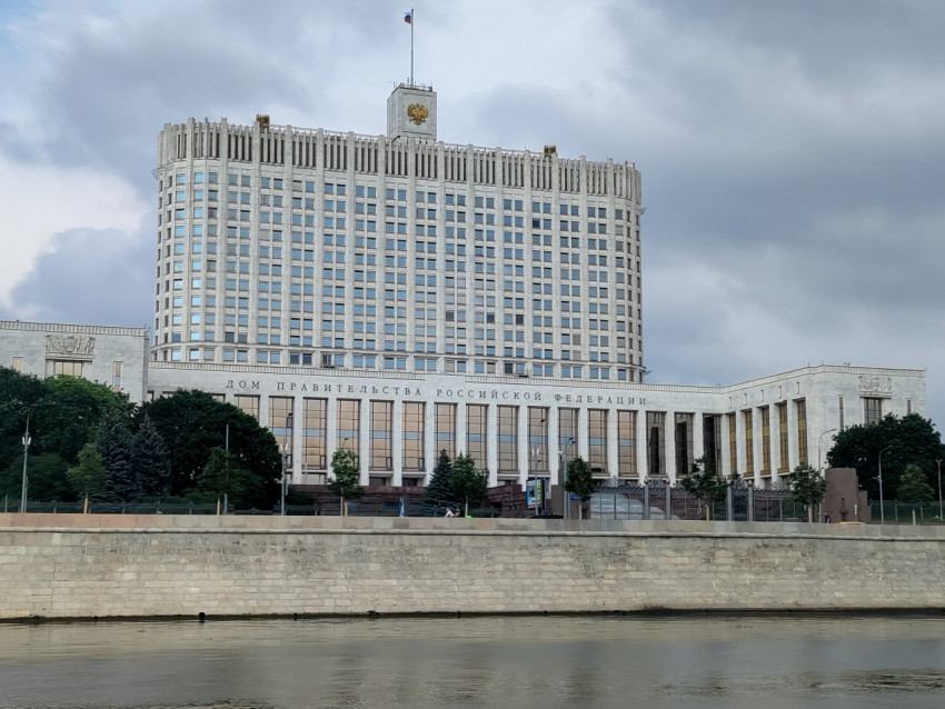 Дом Правительства РФ и Москва-река