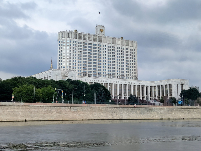 Дом Правительства Российской Федерации на фоне облачного неба