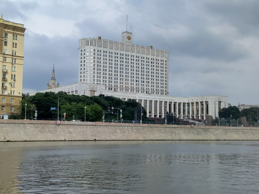 Дом Правительства РФ с видом со стороны Москвы-реки