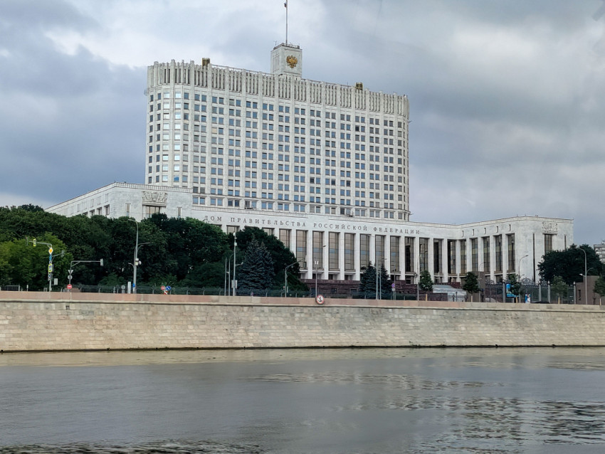 Фасад Белого дома со стороны Краснопресненской набережной