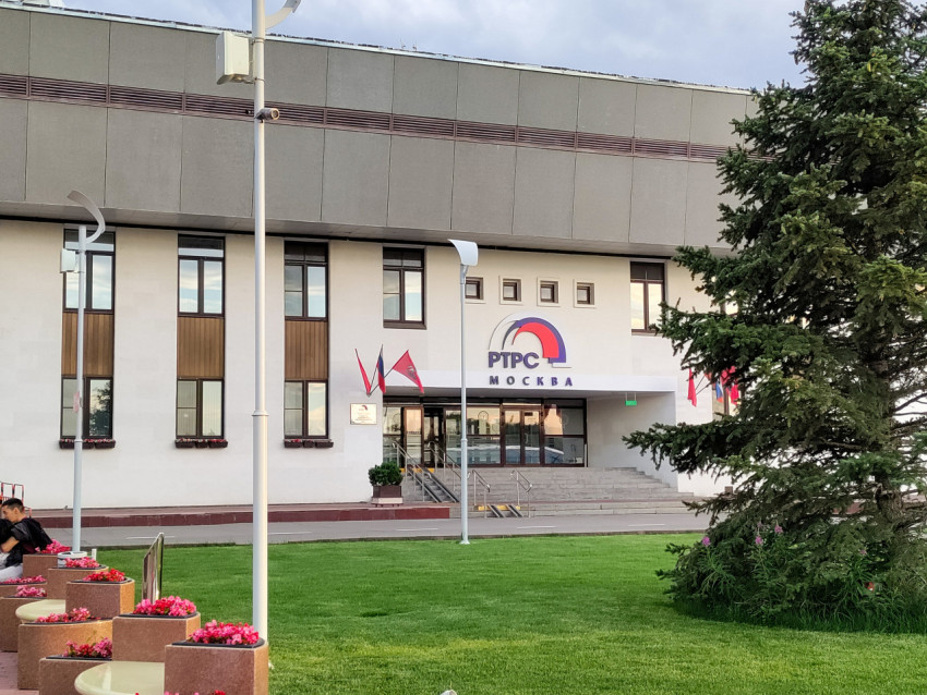 Здание телецентра Останкино с входной группой