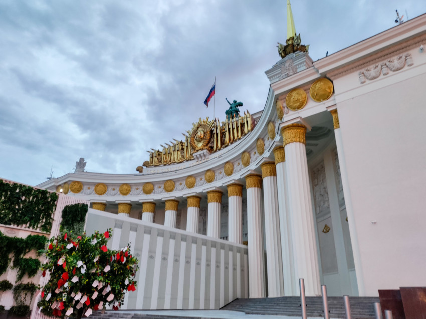 Центральный павильон ВДНХ со шпилем и колоннадой