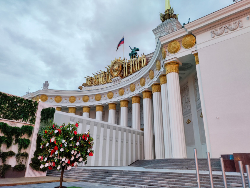 Фрагмент фасада Центрального павильона ВДНХ с колоннами