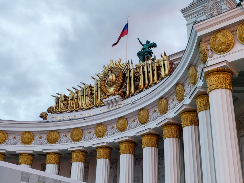 Скульптурное оформление аттика Центрального павильона ВДНХ