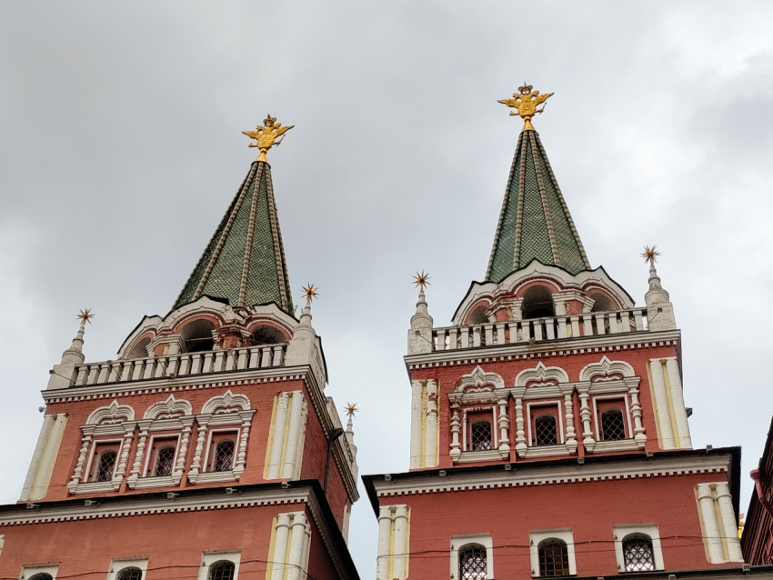 Башни Иверских ворот с декоративными шатрами и гербами