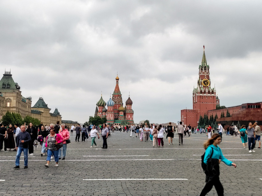 Панорама Красной площади с собором Василия Блаженного и Спасской башней