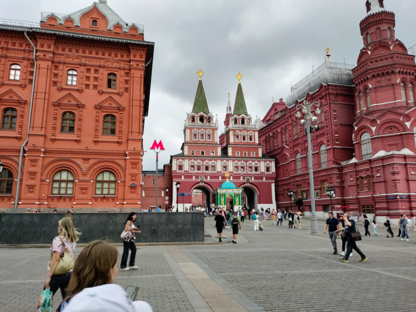 Исторические здания Красной площади и Иверские ворота в Москве