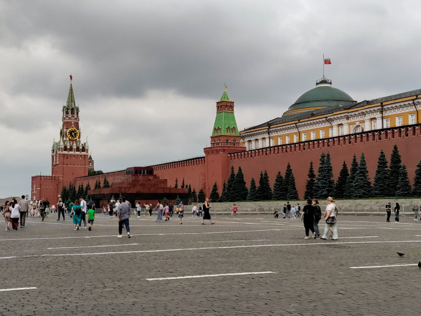 Кремлёвская стена и Спасская башня со стороны Красной площади