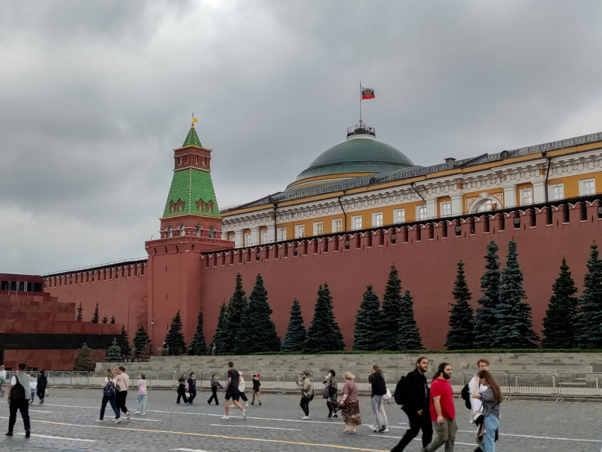 Кремлёвская стена и Сенатский дворец со стороны Красной площади