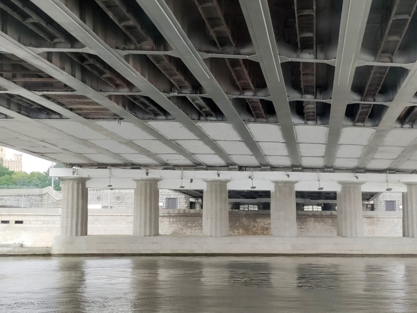 Опоры и пролётные конструкции Новоарбатского моста над Москвой-рекой