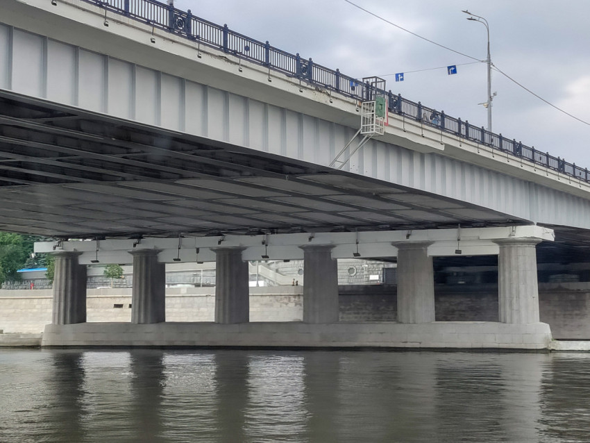 Нижний уровень Новоарбатского моста с опорами и ограждениями