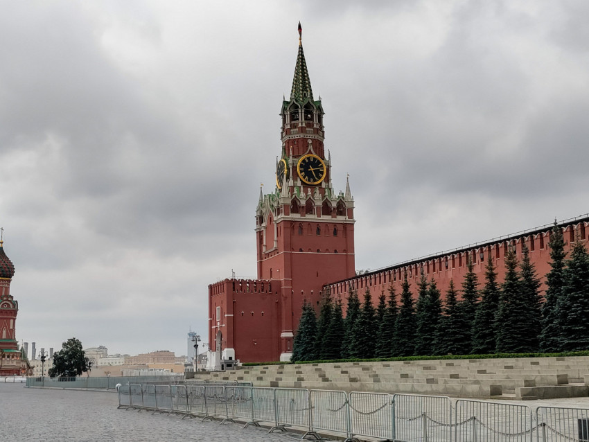 Спасская башня и Кремлёвская стена со стороны Красной площади