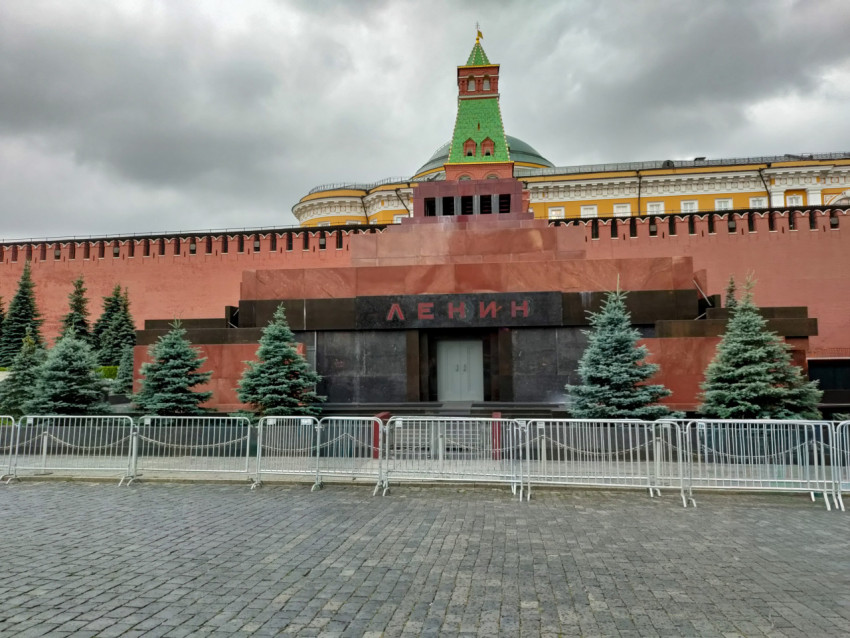 Мавзолей Ленина на фоне Кремлёвской стены и Сенатского дворца