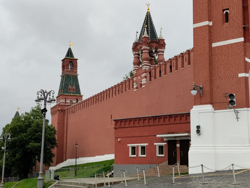 Кремлёвская стена и башни со стороны Красной площади