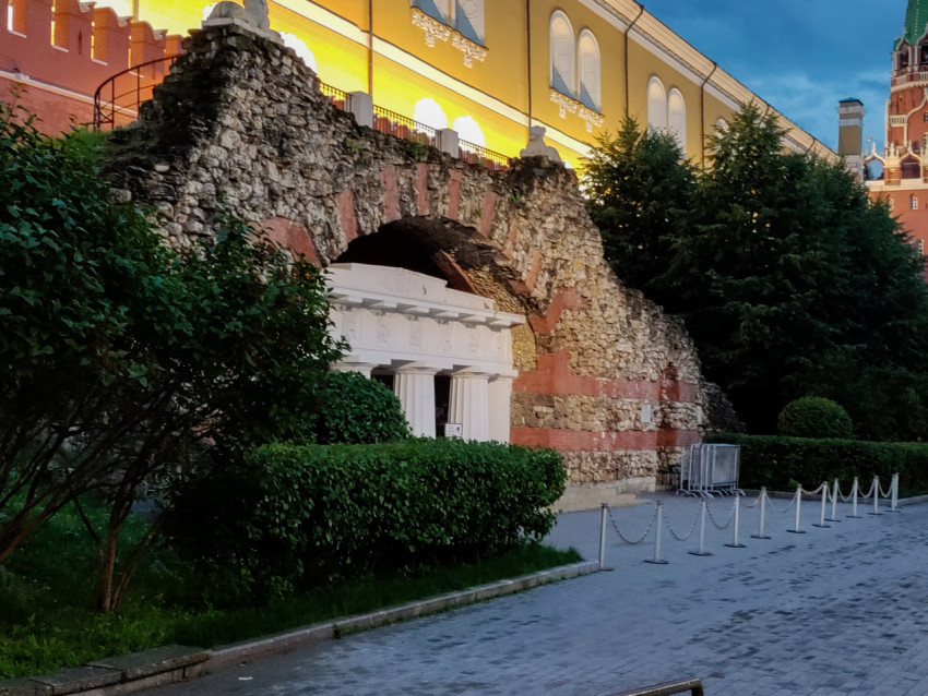 Грот «Руины» в Александровском саду