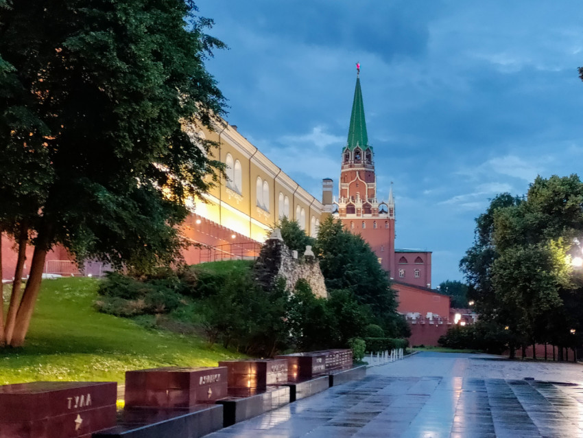 Кремлёвская стена и Троицкая башня вечером