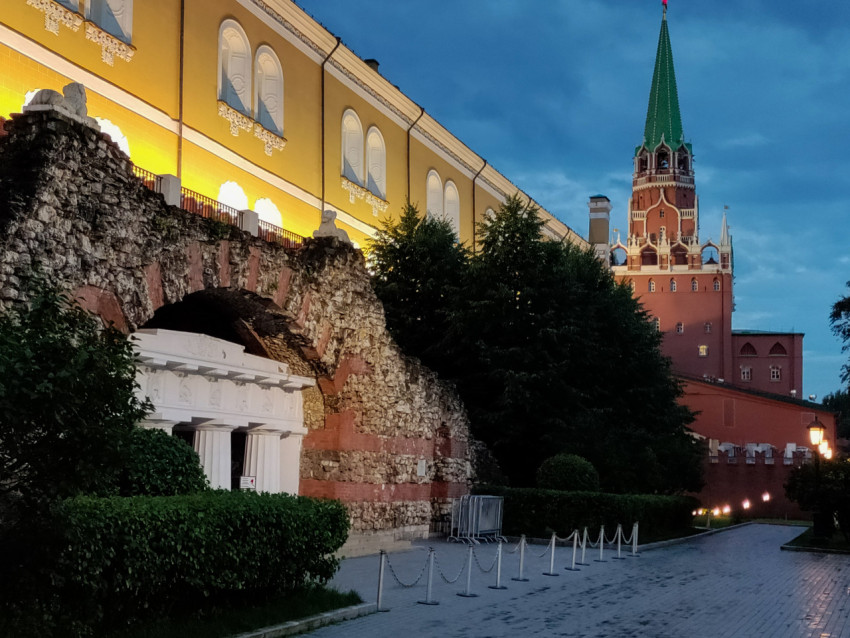 Грот «Руины» и Троицкая башня Кремля вечером