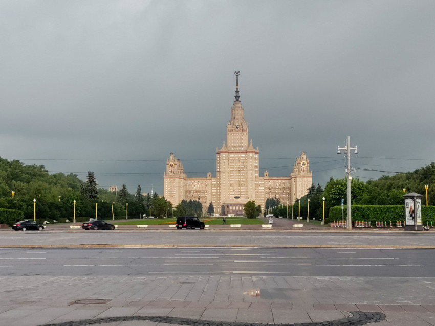 Главное здание МГУ с проезжей частью на переднем плане