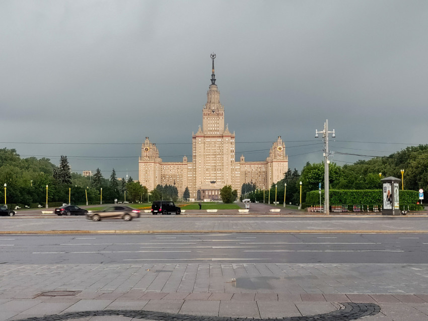 Центральный корпус МГУ в осевой перспективе