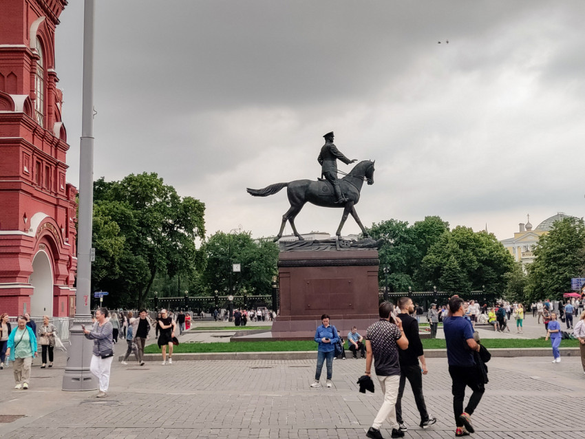 Памятник маршалу Жукову на фоне Манежной площади