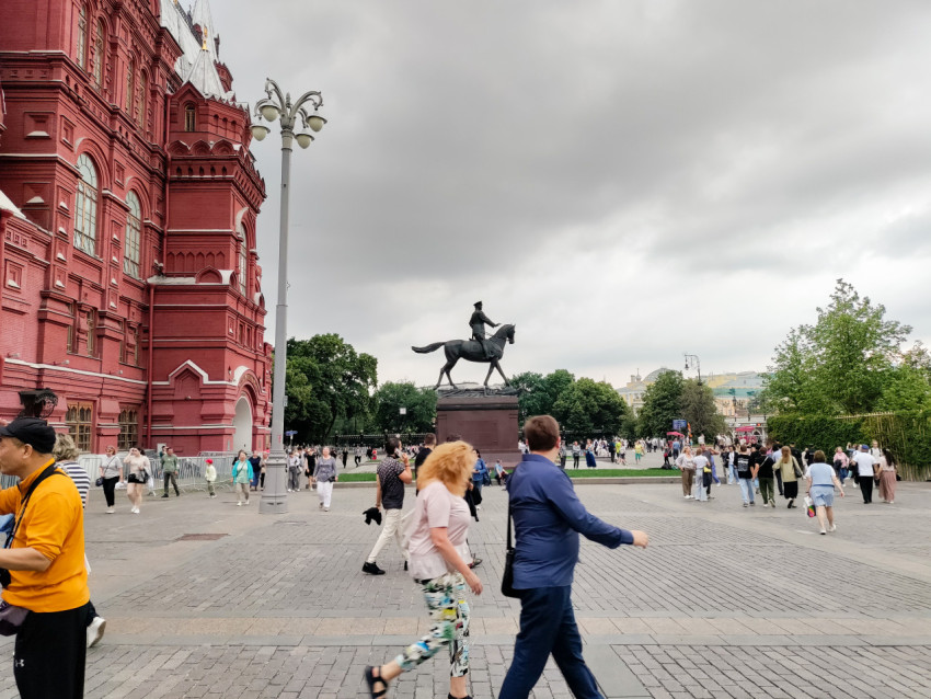 Памятник маршалу Жукову на Манежной площади у Исторического музея